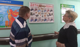 У стенда «Дети войны»
